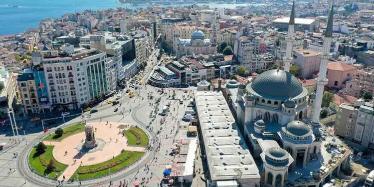 چرا میدان تکسیم معروف است؟