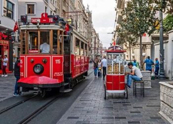 خیابان استقلال شهر استانبول؛ منظره ای به یاد مادندنی