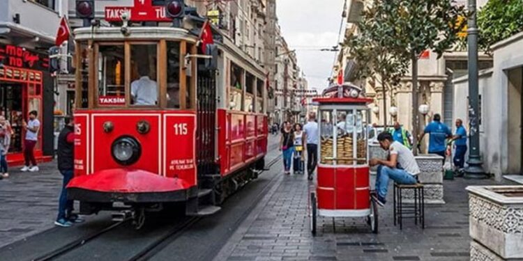 خیابان استقلال شهر استانبول؛ منظره ای به یاد مادندنی